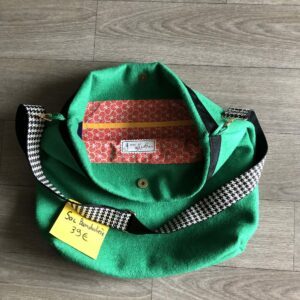 Sac en laine bouillie vert sapin à bandoulière réglable motif pied de poule. Intérieur motifs géométriques rouge orangé et multi poches.