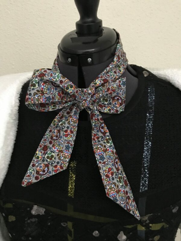Long Foulard fin à cheveux, motif calaveras multicolore fond gris, cravate lavallière  ceinture