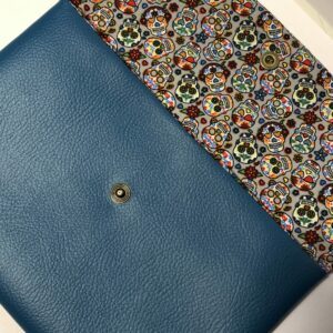 Pochette simili cuir Bleu canard et intérieur motifs crânes petites fleurs et coeurs multicolores sur fond gris