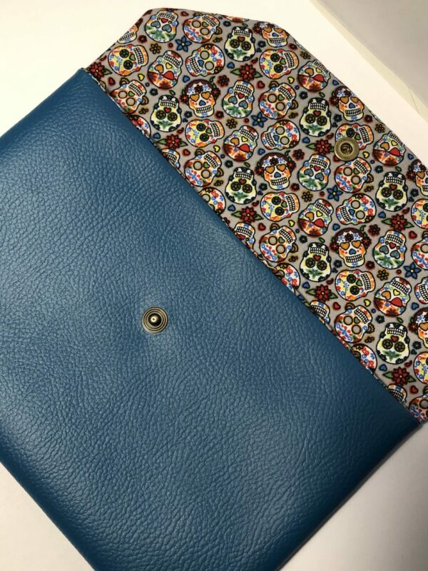 Pochette simili cuir Bleu canard et intérieur motifs crânes petites fleurs et coeurs multicolores sur fond gris