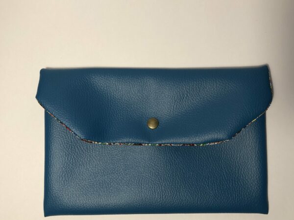 Pochette simili cuir Bleu canard et intérieur motifs crânes petites fleurs et coeurs multicolores sur fond gris – Image 3