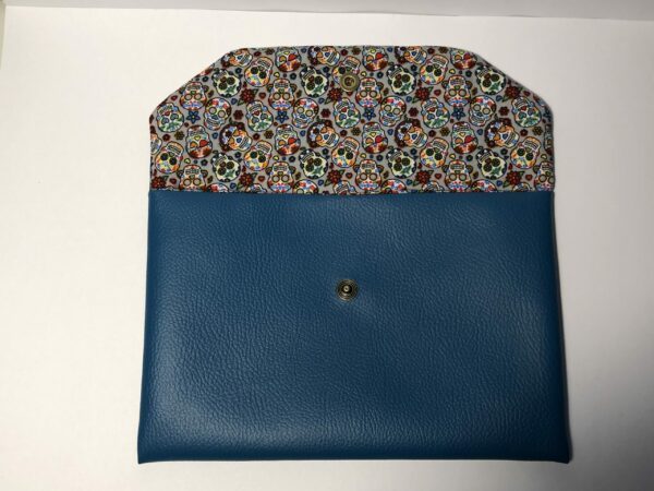 Pochette simili cuir Bleu canard et intérieur motifs crânes petites fleurs et coeurs multicolores sur fond gris – Image 2