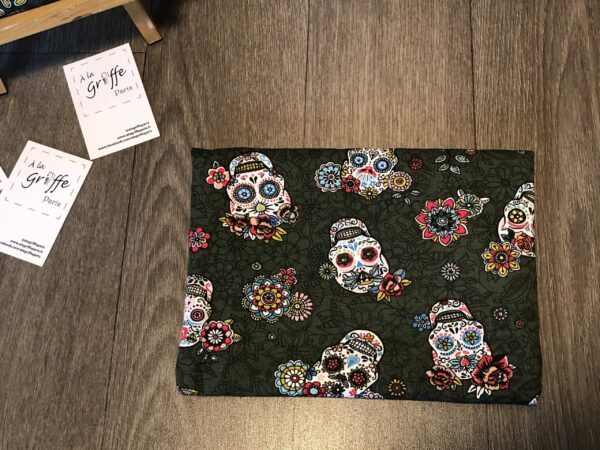 Pochette tissu motifs crânes, petites fleurs et oiseaux multicolores sur fond vert, intérieur à rayures multicolores orange, vert, jaune – Image 3