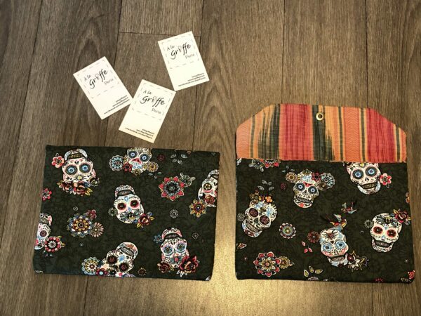 Pochette tissu motifs crânes, petites fleurs et oiseaux multicolores sur fond vert, intérieur à rayures multicolores orange, vert, jaune – Image 2