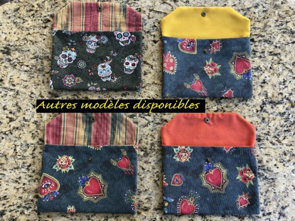 Pochette en coton enduit motif cœurs, roses, papillons, ailes, crânes et œils Multicolore sur fond vert. Tissu Intérieur jaune – Image 2