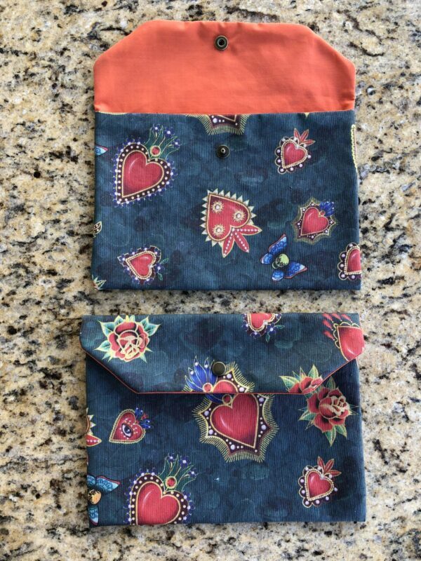 Pochette en coton enduit motif cœurs, roses, papillons, ailes, crânes et œils Multicolore sur fond vert. Tissu Intérieur jaune – Image 3