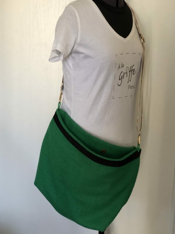 Sac en laine bouillie vert sapin à bandoulière réglable. Intérieur à motifs petits pois rouge grenat sur fond bleu clair – Image 5