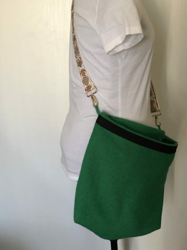 Sac en laine bouillie vert sapin à bandoulière réglable. Intérieur à motifs petits pois rouge grenat sur fond bleu clair – Image 4