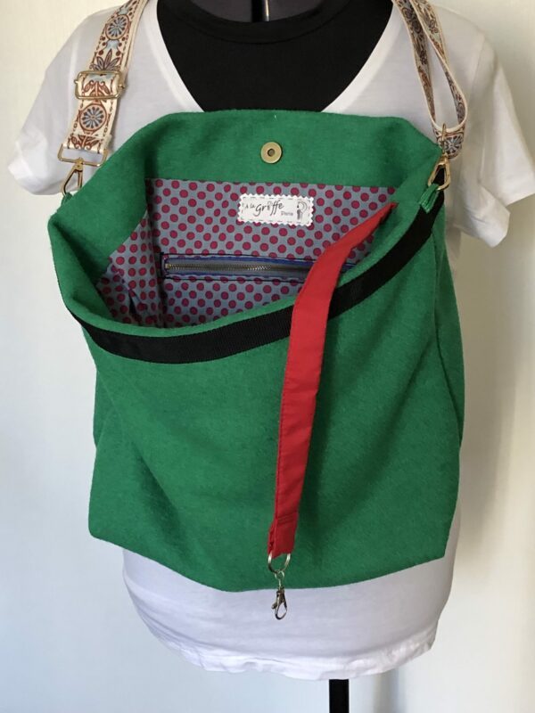 Sac en laine bouillie vert sapin à bandoulière réglable. Intérieur à motifs petits pois rouge grenat sur fond bleu clair – Image 7