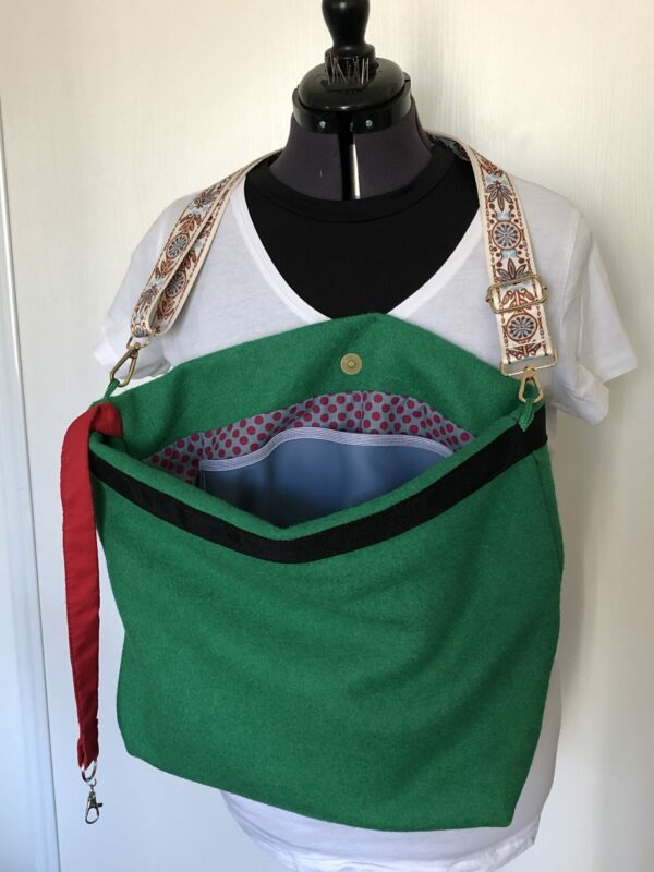Sac en laine bouillie vert sapin à bandoulière réglable. Intérieur à motifs petits pois rouge grenat sur fond bleu clair – Image 8