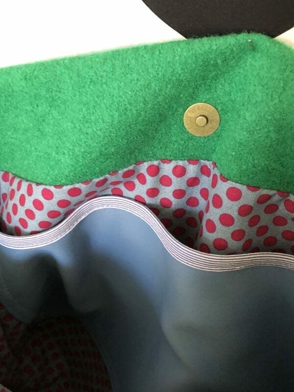 Sac en laine bouillie vert sapin à bandoulière réglable. Intérieur à motifs petits pois rouge grenat sur fond bleu clair – Image 10