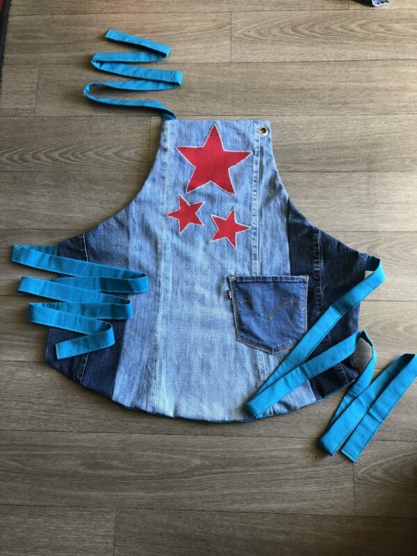 Tablier en jean Numéro 01 > Tablier en Jean bleu avec trois étoiles jean Lévis rouge doublure bleu pétrole – Image 2