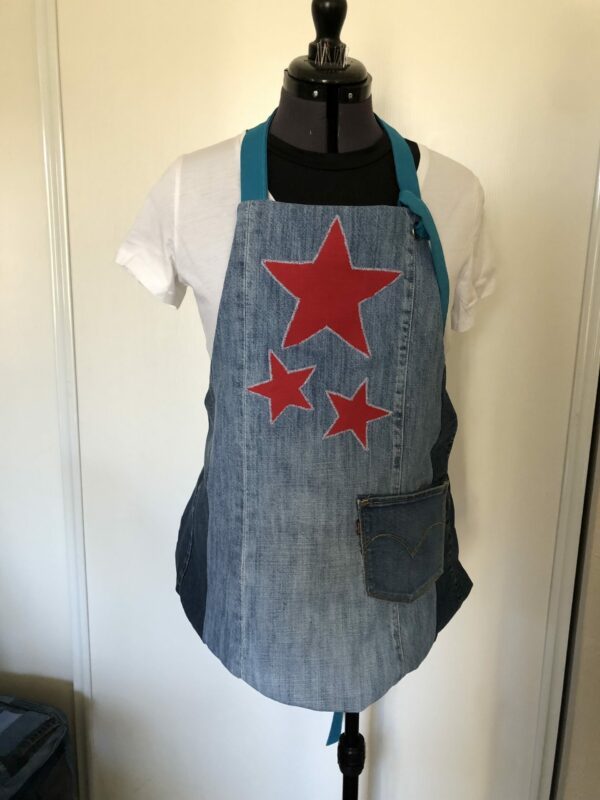 Tablier en jean Numéro 01 > Tablier en Jean bleu avec trois étoiles jean Lévis rouge doublure bleu pétrole – Image 4