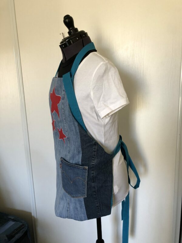Tablier en jean Numéro 01 > Tablier en Jean bleu avec trois étoiles jean Lévis rouge doublure bleu pétrole – Image 6