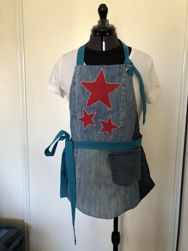 Tablier en jean Numéro 01 > Tablier en Jean bleu avec trois étoiles jean Lévis rouge doublure bleu pétrole – Image 7