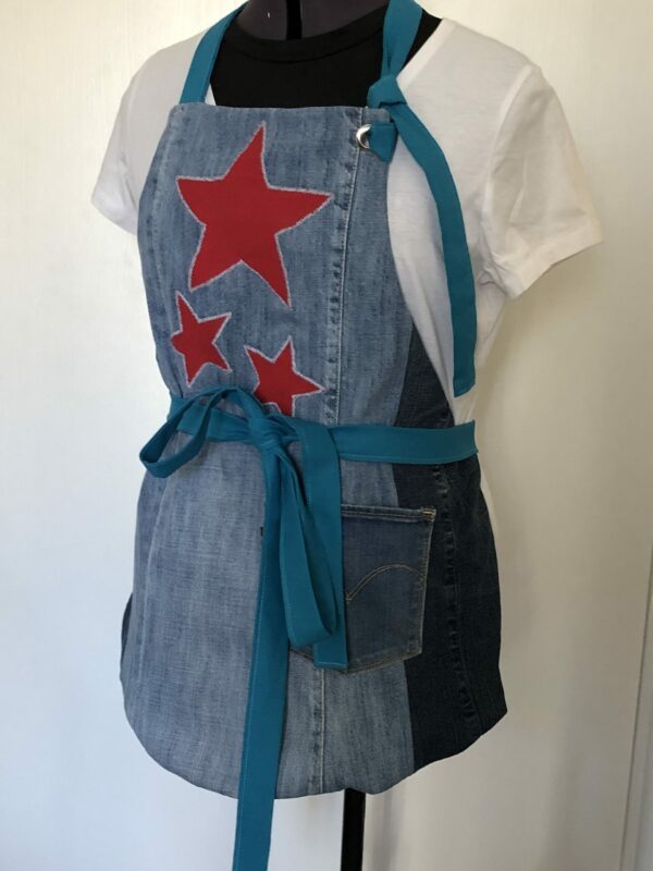 Tablier en jean Numéro 01 > Tablier en Jean bleu avec trois étoiles jean Lévis rouge doublure bleu pétrole – Image 10