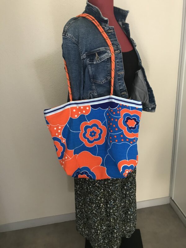 Sac Cabas tissu à fleurs Oranges et bleues avec BANDE rayée Bleue et blanche, anses corde orange et attache clés – Image 10