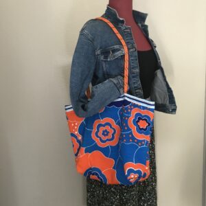 Sac Cabas tissu à fleurs Oranges et bleues avec BANDE rayée Bleue et blanche, anses corde orange et attache clés