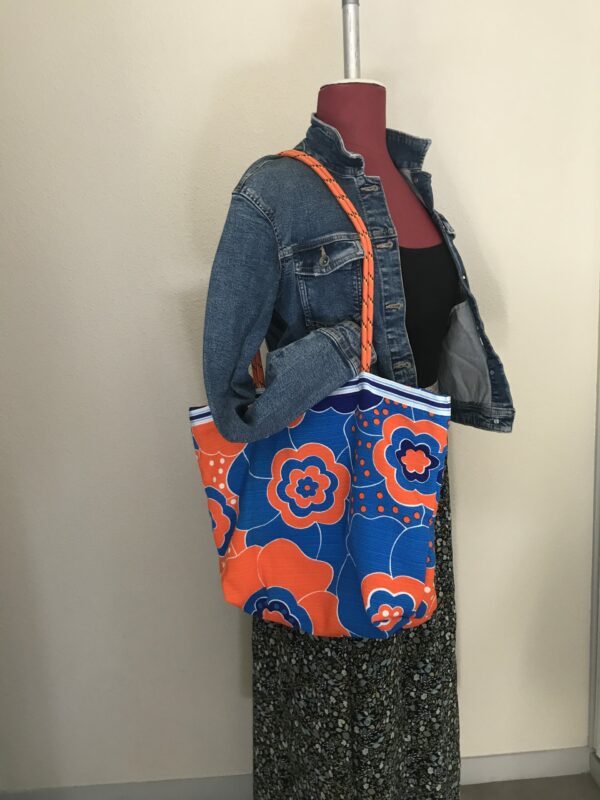Sac Cabas tissu à fleurs Oranges et bleues avec BANDE rayée Bleue et blanche, anses corde orange et attache clés