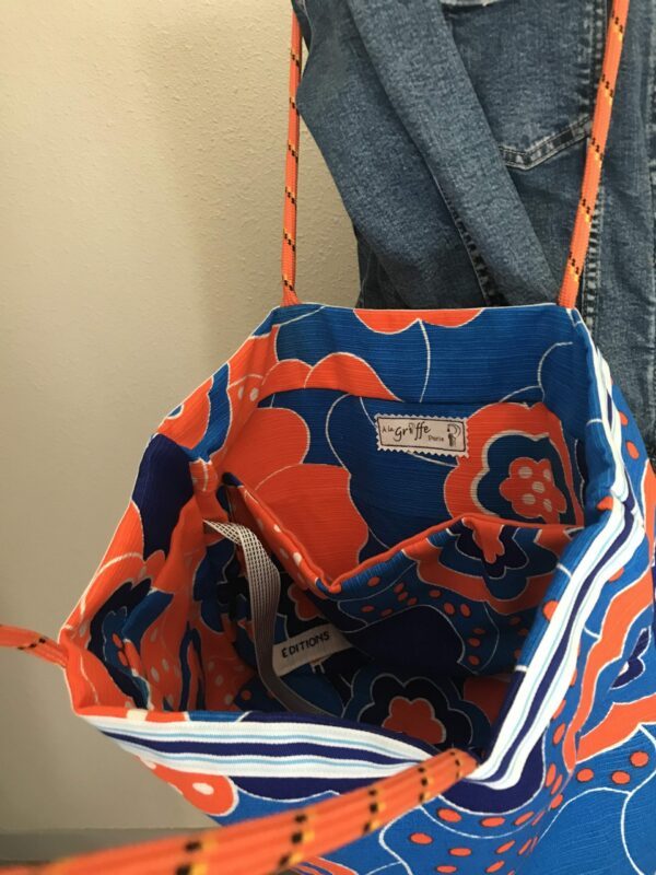 Sac Cabas tissu à fleurs Oranges et bleues avec BANDE rayée Bleue et blanche, anses corde orange et attache clés – Image 8