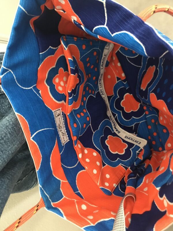 Sac Cabas tissu à fleurs Oranges et bleues avec BANDE rayée Bleue et blanche, anses corde orange et attache clés – Image 7
