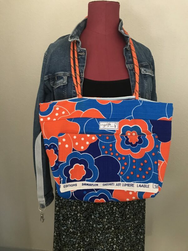 Sac Cabas tissu à fleurs Oranges et bleues avec BANDE rayée Bleue et blanche, anses corde orange et attache clés – Image 6