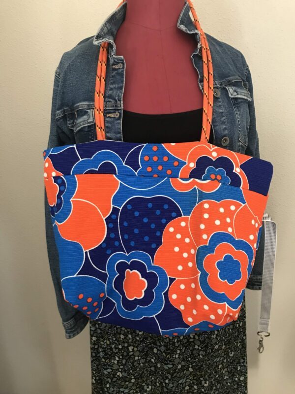 Sac Cabas tissu à fleurs Oranges et bleues avec BANDE rayée Bleue et blanche, anses corde orange et attache clés – Image 5