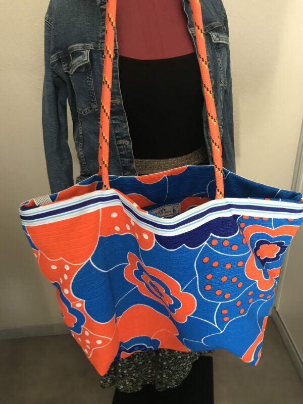 Sac Cabas tissu à fleurs Oranges et bleues avec BANDE rayée Bleue et blanche, anses corde orange et attache clés – Image 4