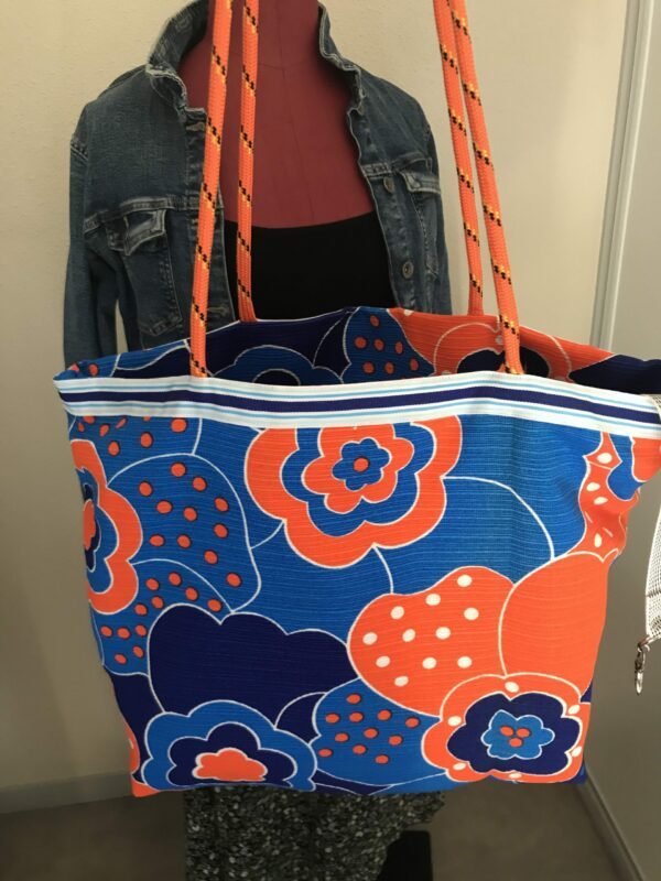 Sac Cabas tissu à fleurs Oranges et bleues avec BANDE rayée Bleue et blanche, anses corde orange et attache clés – Image 3