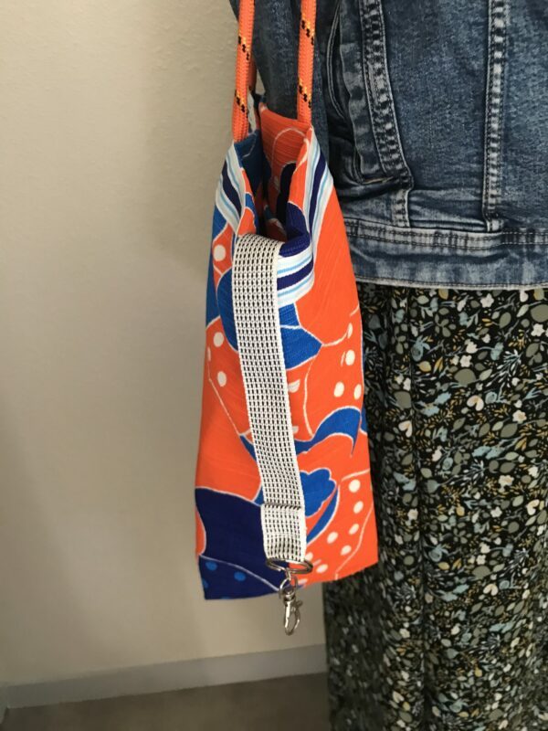 Sac Cabas tissu à fleurs Oranges et bleues avec BANDE rayée Bleue et blanche, anses corde orange et attache clés – Image 2