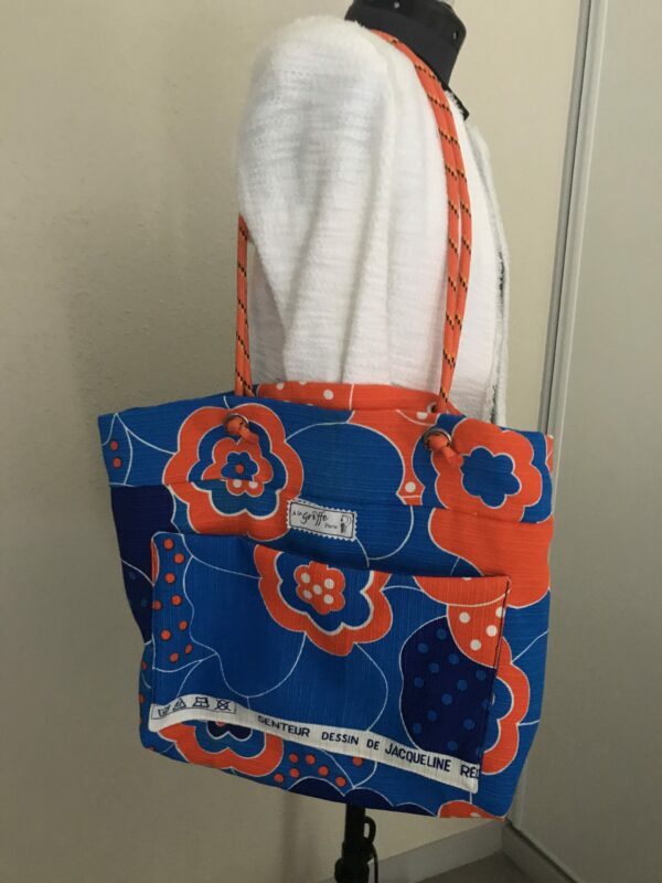Sac Cabas Corde et oeillets, à motif grosses fleurs Oranges et bleues avec anses en corde orange nouées – Image 3