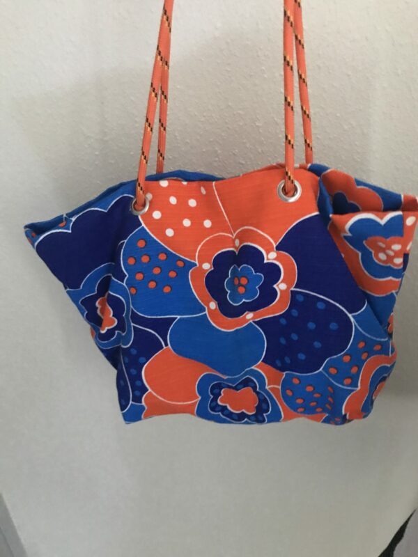 Sac Cabas Corde et oeillets, à motif grosses fleurs Oranges et bleues avec anses en corde orange nouées – Image 4