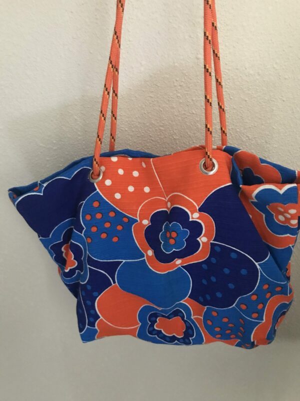 Sac Cabas Corde et oeillets, à motif grosses fleurs Oranges et bleues avec anses en corde orange nouées – Image 5