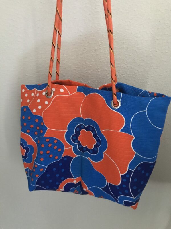 Sac Cabas Corde et oeillets, à motif grosses fleurs Oranges et bleues avec anses en corde orange nouées – Image 6