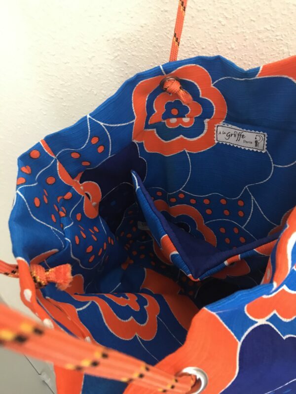 Sac Cabas Corde et oeillets, à motif grosses fleurs Oranges et bleues avec anses en corde orange nouées – Image 7