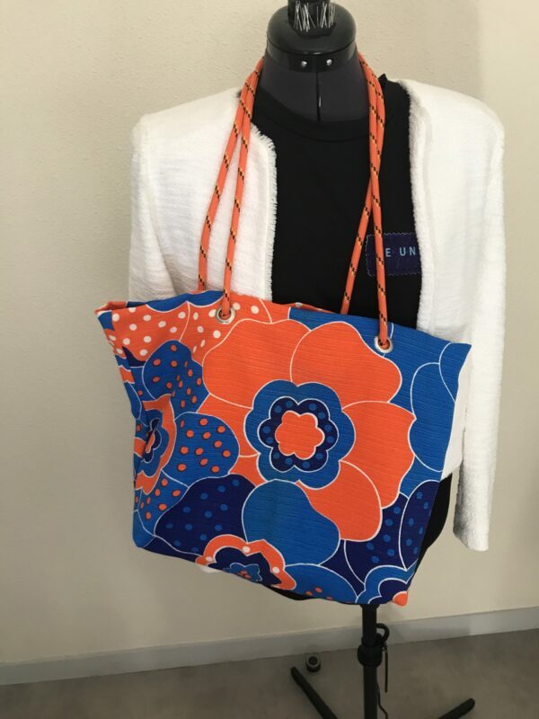 Sac Cabas Corde et oeillets, à motif grosses fleurs Oranges et bleues avec anses en corde orange nouées