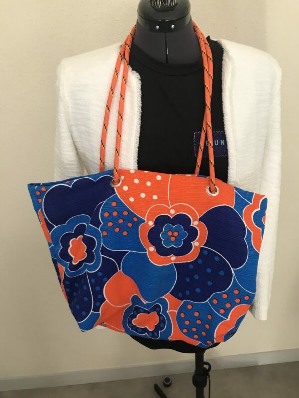 Sac Cabas Corde et oeillets, à motif grosses fleurs Oranges et bleues avec anses en corde orange nouées – Image 9