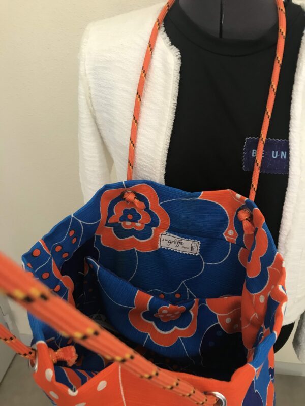 Sac Cabas Corde et oeillets, à motif grosses fleurs Oranges et bleues avec anses en corde orange nouées – Image 10