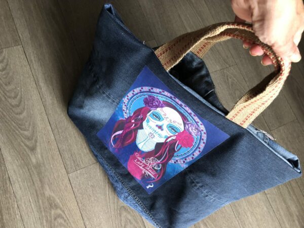 Grand Sac CABAS 01 en jean surcyclé et motif Lady Skull – Image 4