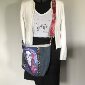 Sac en jean surcyclé motif Lady Skull blue denim à bandoulière fleurie réglable