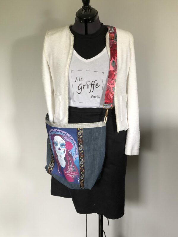 Sac en jean surcyclé motif Lady Skull blue denim à bandoulière fleurie réglable
