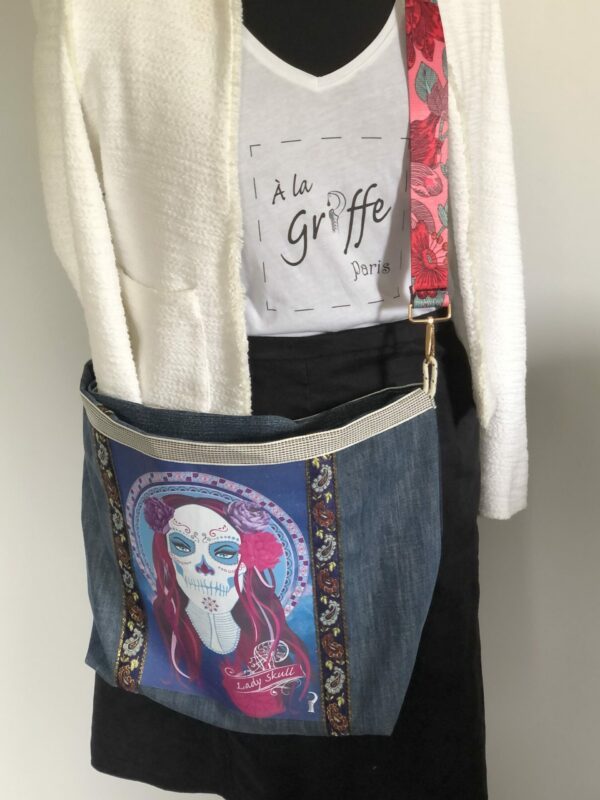 Sac en jean surcyclé motif Lady Skull blue denim à bandoulière fleurie réglable – Image 7