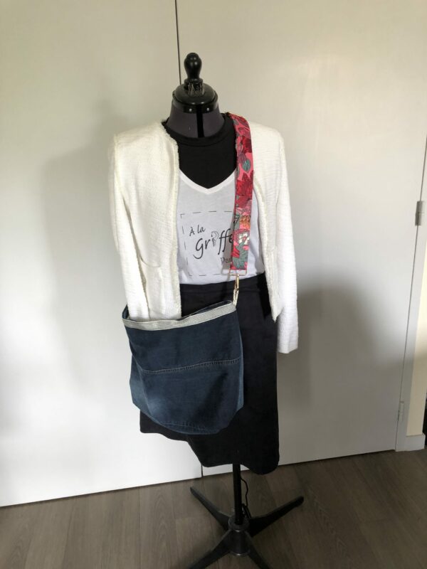 Sac en jean surcyclé motif Lady Skull blue denim à bandoulière fleurie réglable – Image 6