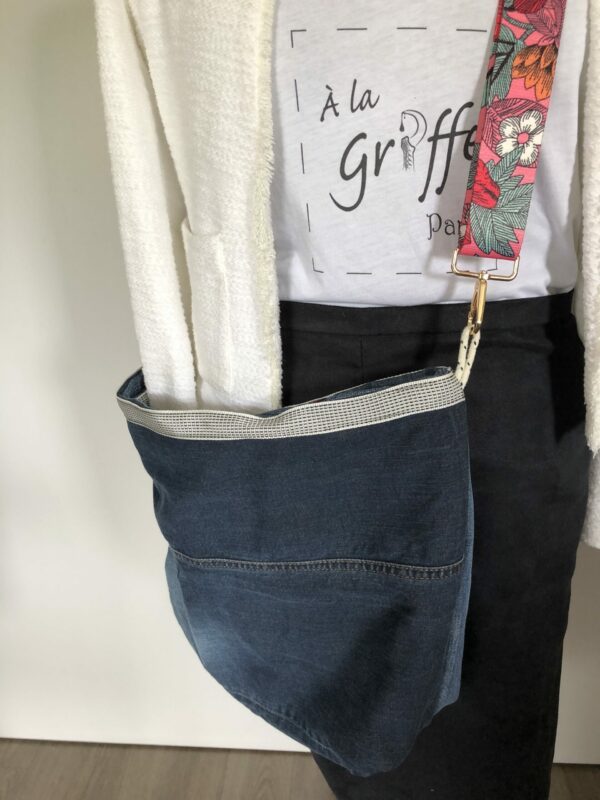 Sac en jean surcyclé motif Lady Skull blue denim à bandoulière fleurie réglable – Image 5
