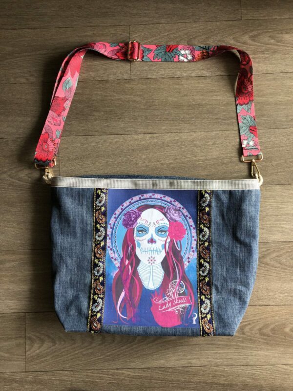 Sac en jean surcyclé motif Lady Skull blue denim à bandoulière fleurie réglable – Image 4
