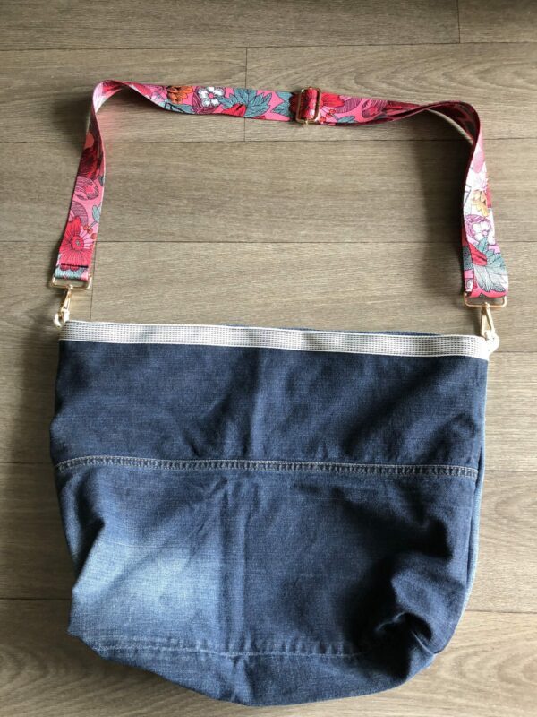 Sac en jean surcyclé motif Lady Skull blue denim à bandoulière fleurie réglable – Image 3