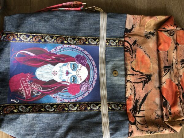 Sac en jean surcyclé motif Lady Skull blue denim à bandoulière fleurie réglable – Image 2