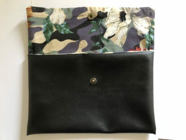 Pochette simili cuir noir et tissu motif à fleurs