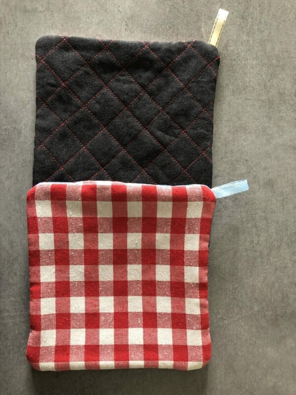 Lot de 2 Maniques : 1 en Jean NOIR upcyclé et tissu "carreaux Vichy" rouge et blanc + 1 en jean BLEU surcyclé et tissu Vichy rouge et blanc – Image 12