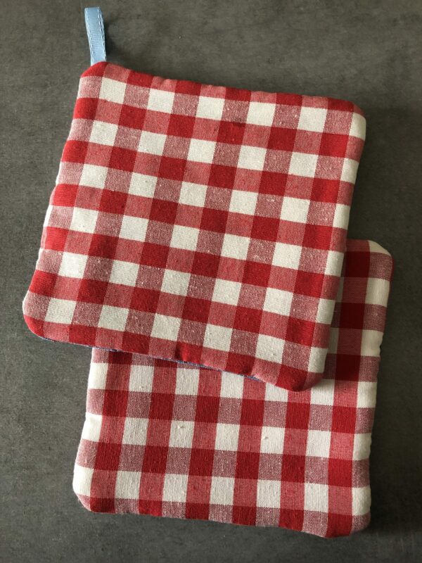 Lot de 2 Maniques : 1 en Jean NOIR upcyclé et tissu "carreaux Vichy" rouge et blanc + 1 en jean BLEU surcyclé et tissu Vichy rouge et blanc – Image 7